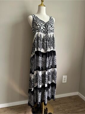Papa Vancouver small shop Sleeveless Black & White Floral Maxi Dress summer